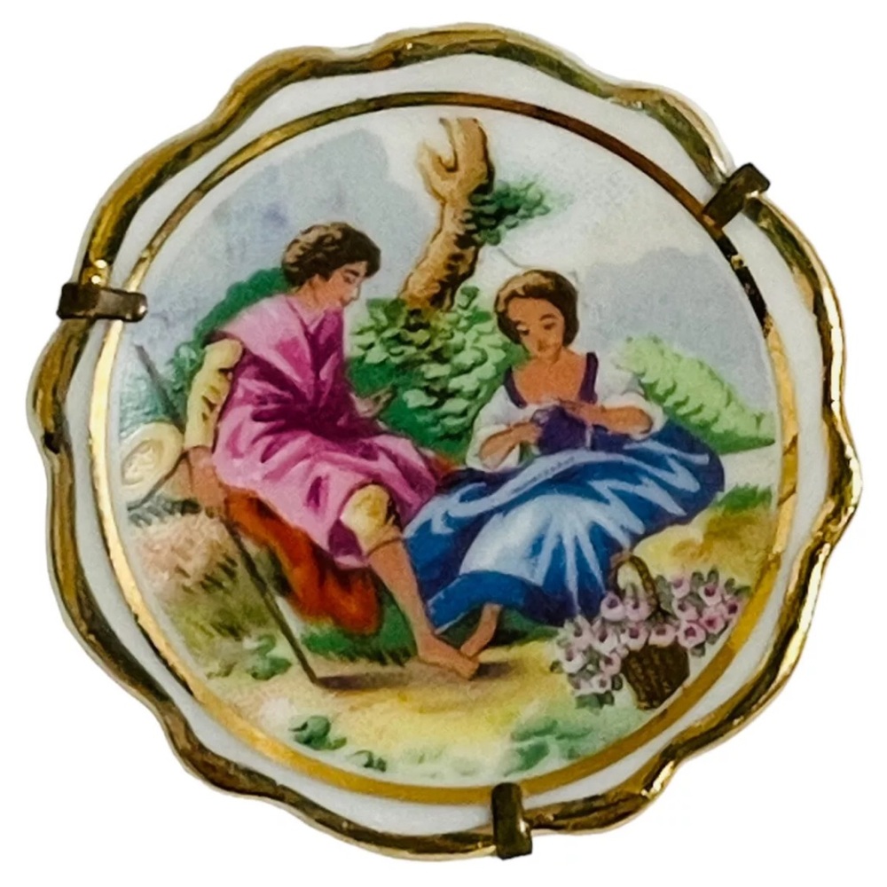 Limoges Courting Couple Porcelain Round Brooch Vintage Scalloped Gold Tone